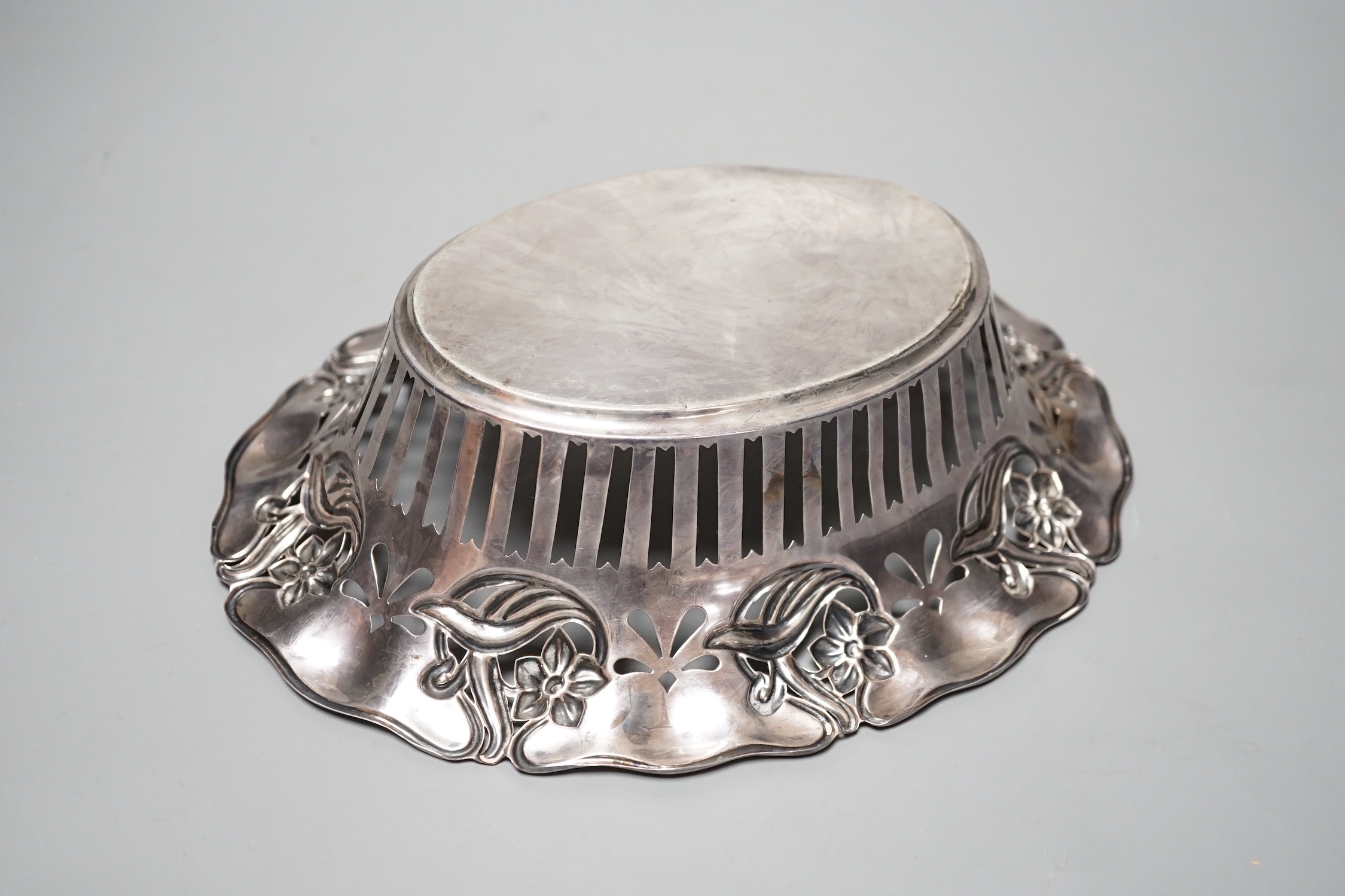 A late Victorian pierced silver oval bowl, Walker & Hall, Sheffield, 1895, 25.4cm, 7.5oz.